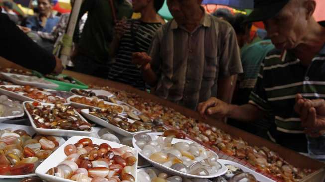 Pedagang batu akik di Jatinegara, Jakarta Timur. (suara.com/Kurniawan Mas'ud)