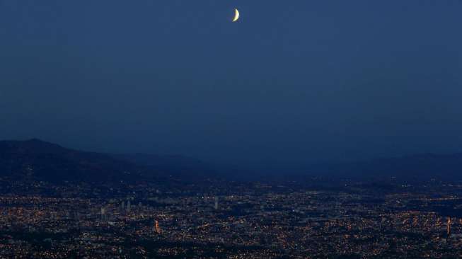 Gerhana bulan terlihat di kota San Jose, Sabtu (4/4/2015) (Reuters/Juan Carlos Ulate)