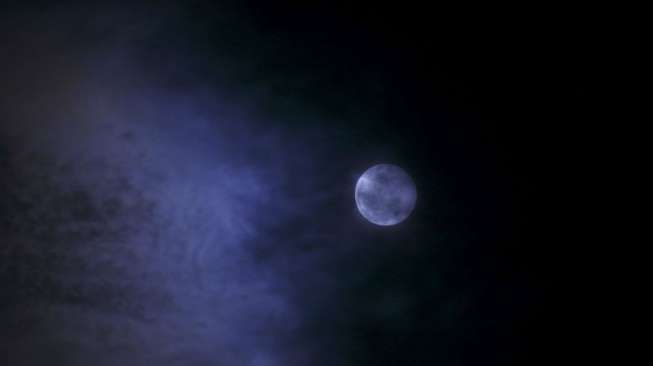 Gerhana bulan di Kathmandu, Nepal, Sabtu (4/42015) (Reuters/Navesh Chitrakar)