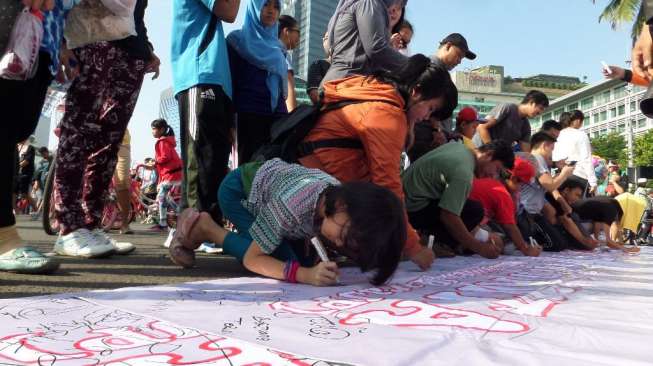 Terkumpul 100 Spanduk Isi Tanda Tangan Dukungan ke Ahok