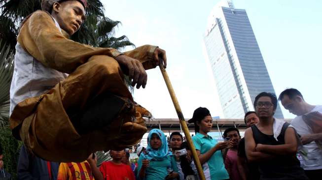 Manusia mengambang di CFD, Minggu (5/4/2015). (suara.com/Oke Atmaja)