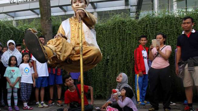 Manusia mengambang di CFD, Minggu (5/4/2015). (suara.com/Oke Atmaja)