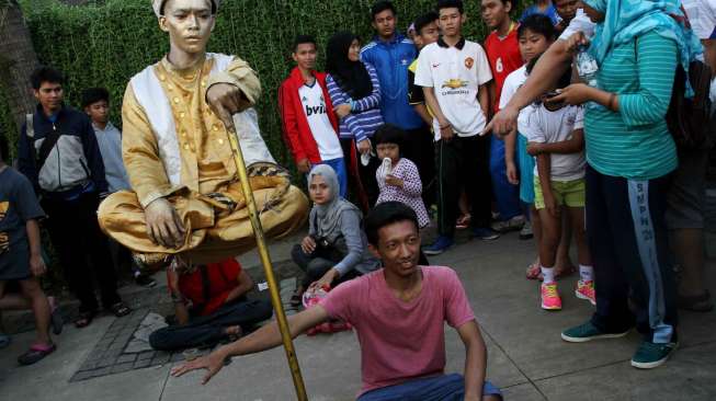 Manusia mengambang di CFD, Minggu (5/4/2015). (suara.com/Oke Atmaja)