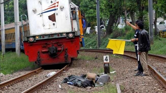 Jalan Sendirian di Rel, Perempuan Muda Tewas Dihantam KRL