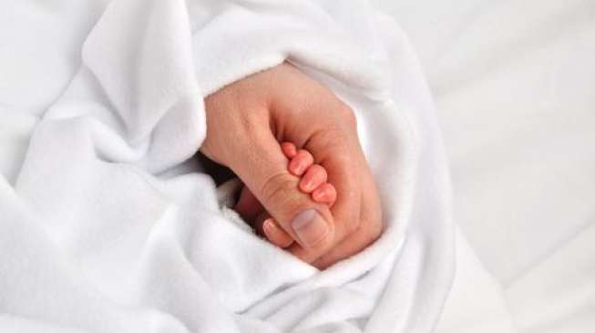Ilustrasi seorang ibu melahirkan (Shutterstock).
