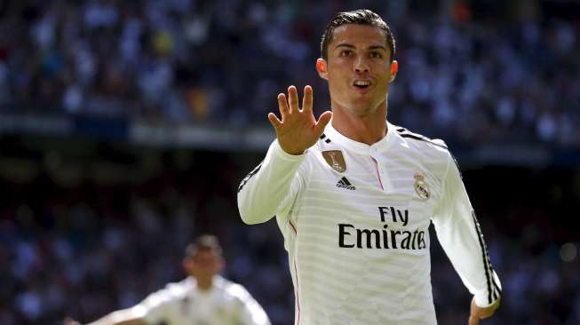 Cristiano Ronaldo merayakan golnya saat Real Madrid menang besar atas Granada, Minggu (5/4). [Reuters/Juan Medina]