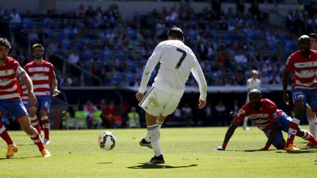 Bintang Real Madrid Cristiano Ronaldo mencetak gol ke gawang Granada di Santiago Bernabeu (5/4). REUTERS/Juan Medina