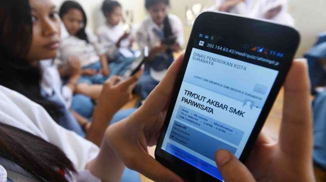 Uji coba serentak dilakukan di Surabaya untuk evaluasi dan kesiapan sekolah demi menyukseskan Ujian Nasional Computer Based Test pada 13 April 2015.