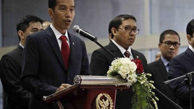 Presiden Joko Widodo didampingi pimpinan DPR RI dan sejumlah menteri kabinet kerja saat konferensi pers di komplek Gedung Nusantara IV Senayan, Jakarta, Senin, (6/4).