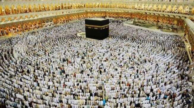Umat Islam sedang menjalani ibadah di Kabah, Mekah (Shutterstock).