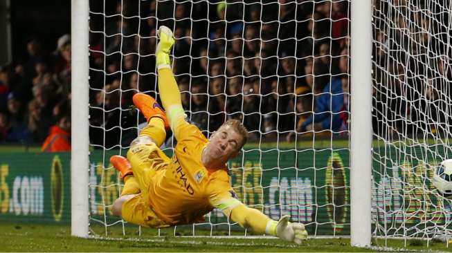 Kiper Manchester City Joe Hart gagal menghalau bola hasil tendang bebas pemain Crystal Palace Jason Puncheon di di Selhurst Park (6/4), Reuters / John Sibley Livepic.