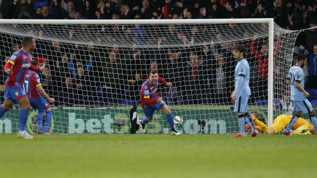 Pemain Crystal Palace Jason Puncheon merayakan golnya ke gawang Manchester City. Reuters / Suzanne Plunkett Livepic