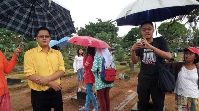 Sampah Berpuluh Gerobak, Tenda Makam Olga Dicabut