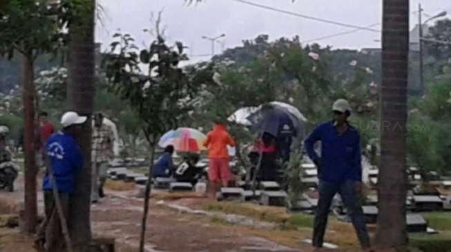 Hujan, Makam Olga Masih Ramai Didatangi Peziarah