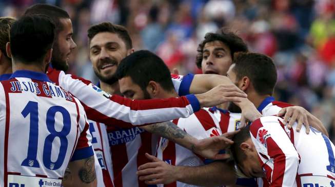 Para pemain Atletico Madrid merayakan gol Antoine Griezmann ke gawang Real Sociedad, (8/4). REUTERS/Susana Vera