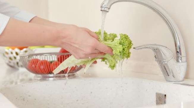 Ilustrasi mencuci sayuran. (Shutterstock)