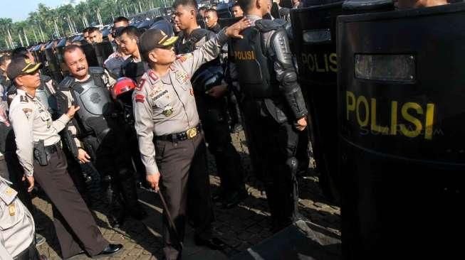 Inspektur Jenderal Polisi Unggung Cahyono memimpin Apel Gelar Pasukan Pengamanan Konferensi Tingkat Tinggi (KAA) ke-60 di kawasan Monumen Nasional, Jakarta, (8/4). (Suara.com/Oke Atmaja)