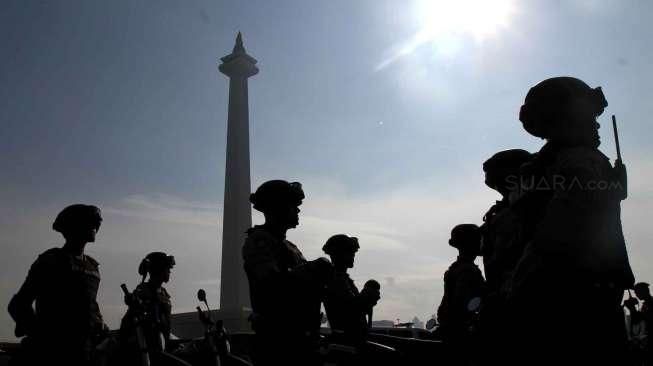 Inspektur Jenderal Polisi Unggung Cahyono memimpin Apel Gelar Pasukan Pengamanan Konferensi Tingkat Tinggi (KAA) ke-60 di kawasan Monumen Nasional, Jakarta, (8/4). (Suara.com/Oke Atmaja)