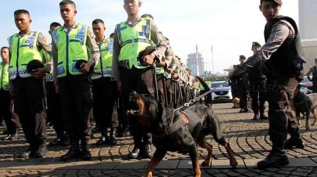 Inspektur Jenderal Polisi Unggung Cahyono memimpin Apel Gelar Pasukan Pengamanan Konferensi Tingkat Tinggi (KAA) ke-60 di kawasan Monumen Nasional, Jakarta, (8/4). (Suara.com/Oke Atmaja)