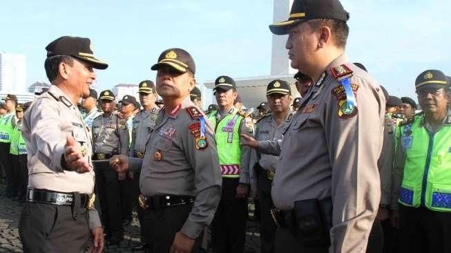 Inspektur Jenderal Polisi Unggung Cahyono memimpin Apel Gelar Pasukan Pengamanan Konferensi Tingkat Tinggi (KAA) ke-60 di kawasan Monumen Nasional, Jakarta, (8/4). (Suara.com/Oke Atmaja)