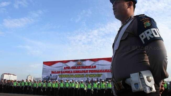 Inspektur Jenderal Polisi Unggung Cahyono memimpin Apel Gelar Pasukan Pengamanan Konferensi Tingkat Tinggi (KAA) ke-60 di kawasan Monumen Nasional, Jakarta, (8/4). (Suara.com/Oke Atmaja)