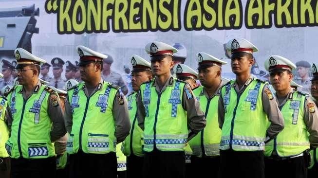 Inspektur Jenderal Polisi Unggung Cahyono memimpin Apel Gelar Pasukan Pengamanan Konferensi Tingkat Tinggi (KAA) ke-60 di kawasan Monumen Nasional, Jakarta, (8/4). (Suara.com/Oke Atmaja)