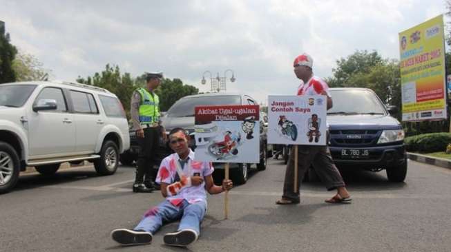 Cara Unik Polisi Kota Banda Aceh Bikin Pengendara Takut Celaka