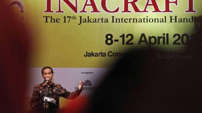 Presiden Jokowi didampingi Ibu Negara Iriana Widodo, Istri Wapres Mufidah Jusuf Kalla dan Menteri Perdagangan Rachmat Gobel membuka Inacraft 2015 di JCC, (8/4). [Suara.com/Kurniawan Mas'ud]