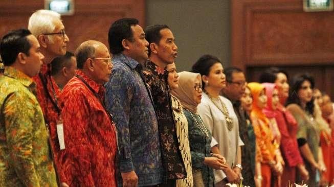 Presiden Jokowi didampingi Ibu Negara Iriana Widodo, Istri Wapres Mufidah Jusuf Kalla dan Menteri Perdagangan Rachmat Gobel membuka Inacraft 2015 di JCC, (8/4). [Suara.com/Kurniawan Mas'ud]