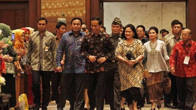 Presiden Jokowi didampingi Ibu Negara Iriana Widodo, Istri Wapres Mufidah Jusuf Kalla dan Menteri Perdagangan Rachmat Gobel membuka Inacraft 2015 di JCC, (8/4). [Suara.com/Kurniawan Mas'ud]