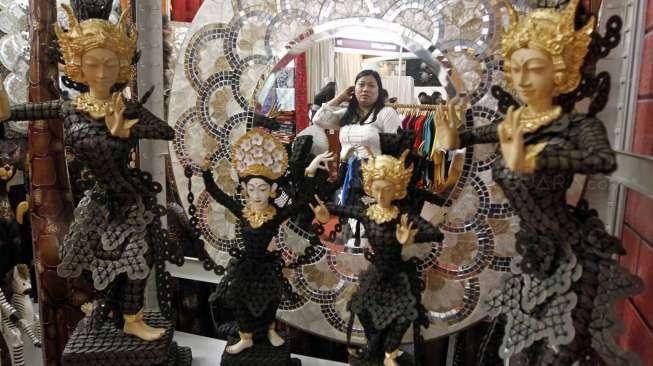 Berbagai kerajinan khas Indonesia dipamerkan di pameran International Handicraft Trade Fair (Inacraft) 2015, di JCC. [Suara.com/Kurniawan Mas'ud]