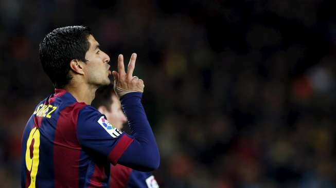 Striker Barcelona, Luis Suarez, merayakan golnya ke gawang Almeria, Rabu (8/4) [Reuters/Albert Gea].