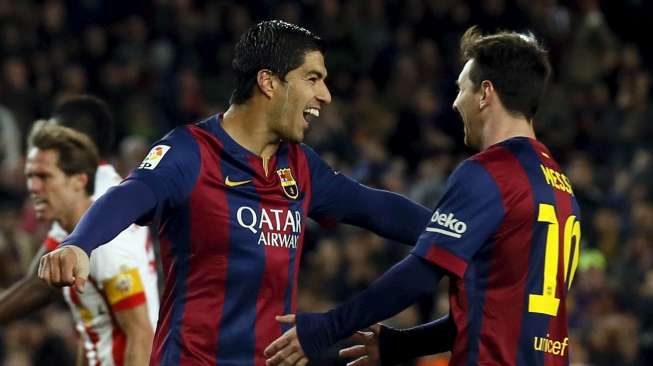 Pemain Barcelona Lionel Messi (kanan) dan Luis Saurez merayakan golnya ke gawang Almeria di Camp Nou (8/4), REUTERS/Albert Gea.