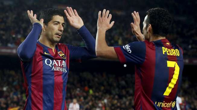 Pemain Barcelona, Luis Suarez merayakan golnya ke gawang Almeria dengan Pedro Rodriguez di Camp Nou (8/4), REUTERS/Albert Gea.