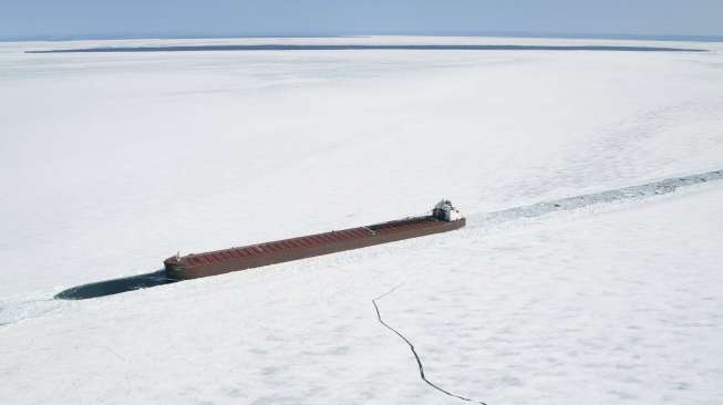 Delapan kapal pengangkut barang terperangkap di kawasan Whitefish Bay, Danau Superior, Ontario, Kanada, yang ditutupi lapisan es tebal (7/4/2015). [Reuters/Kenneth Armstrong]