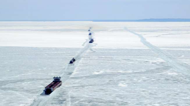 Delapan kapal pengangkut barang terperangkap di kawasan Whitefish Bay, Danau Superior, Ontario, Kanada, yang ditutupi lapisan es tebal (7/4/2015). [Reuters/Kenneth Armstrong]