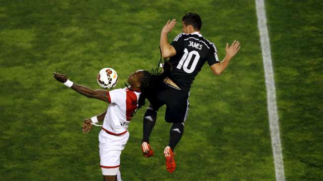 Pemain Real Madrid James Rodriguez (kanan) bersaing merebut bola dengan pemain Rayo Vallecano Manucho di Vallecas stadium (8/4). REUTERS/Sergio Perez