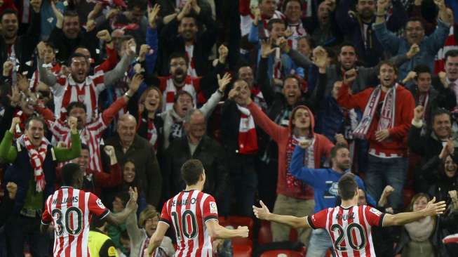 Pemain Athletic Bilbao Aritz Aduriz (kanan) merayakan golnya di depan fansnya ke gawang Valencia di San Mames stadium, (9/4), [Reuters/Vincent West]