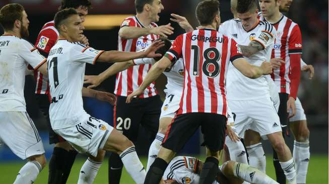 Para pemain Valencia dan Athletic Bilbao sempat bersitegang di San Mames stadium (9/4). [Reuters/Vincent West]