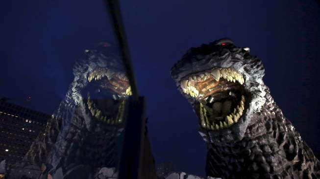 Sebuah replika kepala monster di film fiksi ilmiah, Godzilla, dipamerkan di atas balkon gedung kompleks perbelanjaan baru di distrik perbelanjaan dan hiburan Kabukicho, Tokyo, Jepang, (9/4/2015). [Reuters/Issei Kato]