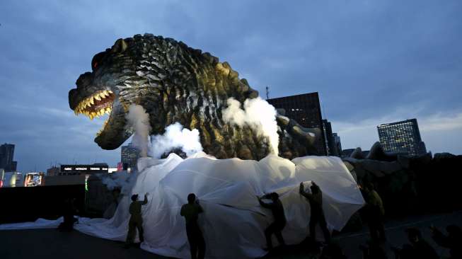 Sebuah replika kepala monster di film fiksi ilmiah, Godzilla, dipamerkan di atas balkon gedung kompleks perbelanjaan baru di distrik perbelanjaan dan hiburan Kabukicho, Tokyo, Jepang, (9/4/2015). [Reuters/Issei Kato]