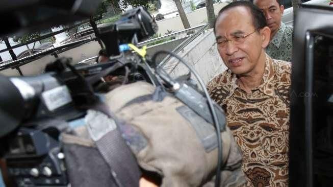 Tersangka kasus dugaan korupsi dana haji, mantan Menteri Agama Suryadharma Ali tiba di gedung KPK, Kuningan, Jakarta, Jumat (10/4/2015) sekitar pukul 11.00 WIB. [Suara.com/Oke Atmaja]