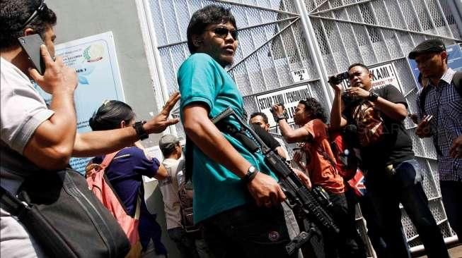 Petugas dari Dir IV Bareskrim Mabes Polri menjemput dua orang terpidana terkait jaringan narkotika internasional di Rutan Kelas 1 Salemba, Jakarta, Jumat (10/4/2015). [Suara.com/Kurniawan Mas'ud]