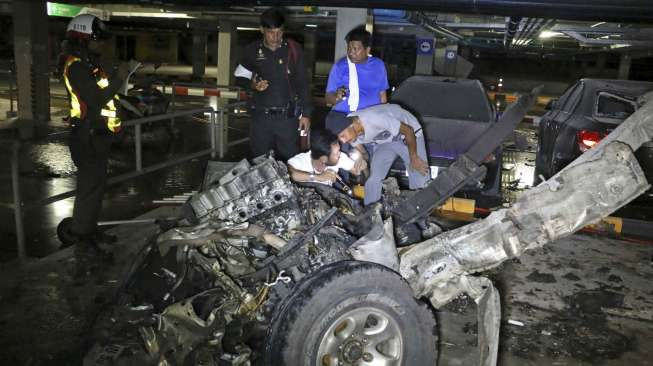 Ledakan bom mobil menyebabkan sejumlah orang luka. 