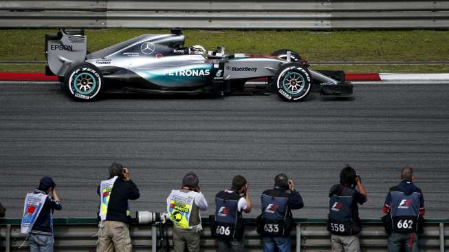 Lewis Hamilton Cetak Hattrick di Shanghai