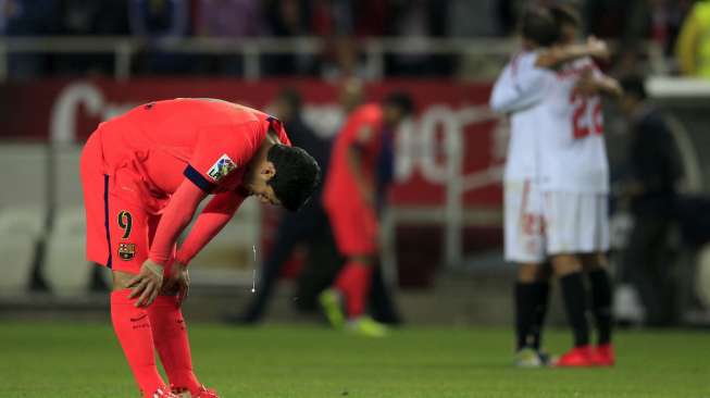 Reaksi Pemain Barcelona Luis Suarez usai pertandingan setelah mereka ditahan imbang 2-2 oleh tuan rumah Sevilla. Reuters/Marcelo del Pozo