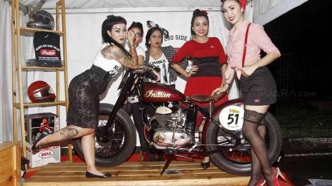 Menata rambut ala vintage retro 'greaser-back hairstyle' dalam ajang pesta komunitas Indonesia Greaser Party 2015 yang digelar di Plaza Barat Senayan, Jakarta, Sabtu, (11/4).