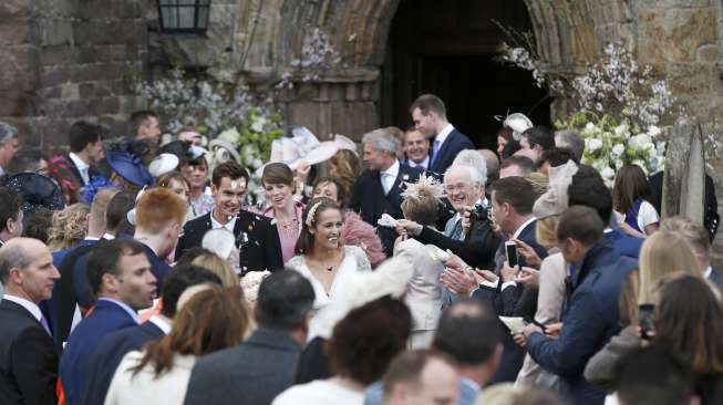Andy Murray dan Kim Sears meninggalkan Katedral setelah resmi menikah, Sabtu (11/4/2015) (Reuters/Russel Cheyne)
