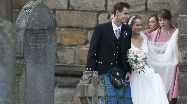 Andy Murray dan istrinya, Kim Sears setelah resmi menikah di Katedral, Sabtu (12/4/2015) (Reuters/Russel Cheyne)