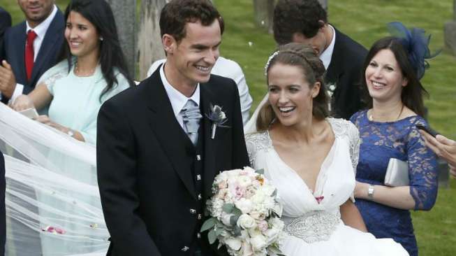 Andy Murray dan istrinya, Kim Sears setelah resmi menikah di Katedral, Sabtu (12/4/2015) (Reuters/Russel Cheyne)